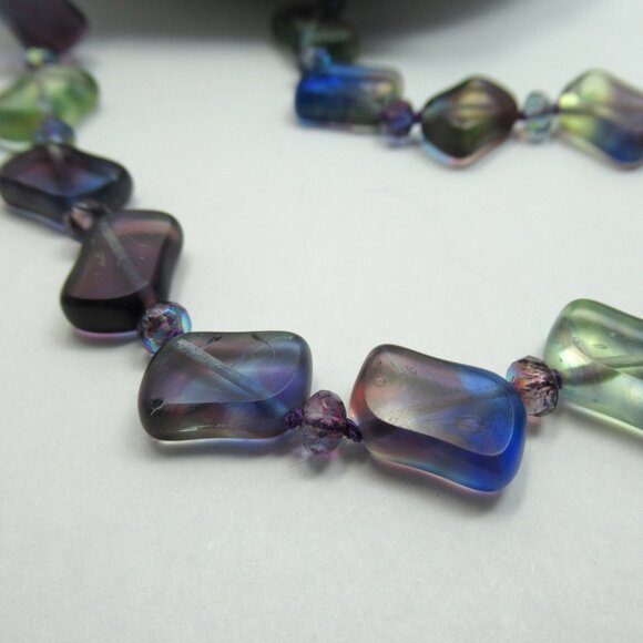 Uranium glass bead Necklace - Picture 5 of 9